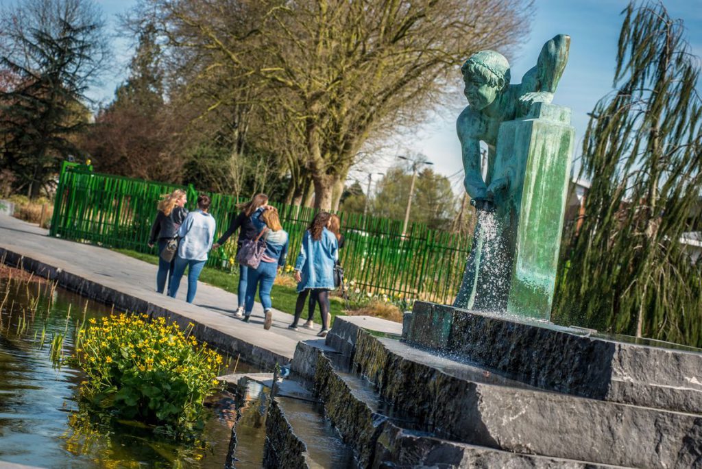 Le Rieur situé en l'entrée du jardin des floralies