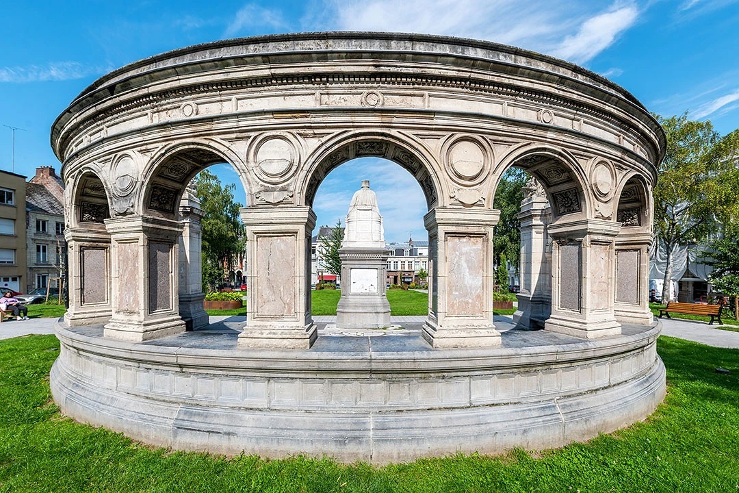 Le square Froissart a été aménagé à l’emplacement de l’ancienne Collégiale Saint-Géry en hommage à Jehan Froissart.
Né à valenciennes, c’est l’un des plus importants chroniqueurs de l’époque médiévale.

#Valenciennes
#valenciennesmetropole #valenciennestourismeetcongres #igersvalenciennes #nord #hautsdefrance #tourismehautsdefrance #nordmylove #nordtourisme #hdf_en_photos #departement59 #esprithautsdefrance #nordpasdecalais #square #jehanfroissart #froissart #parc #verdure #cielbleu💙