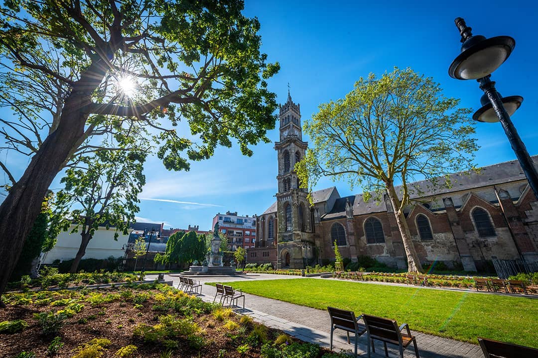 Le square Watteau, parc qui jouxte l’église St-Gery, est aujourd’hui un véritable espace de détente et de promenade. Le square est ouvert de 8h à 20h. 

#valenciennes #valenciennesmetropole #valenciennestourismeetcongres #eglise #stgery #square #watteau #verdure #detente #espacevert #cielbleu #ensoleillé