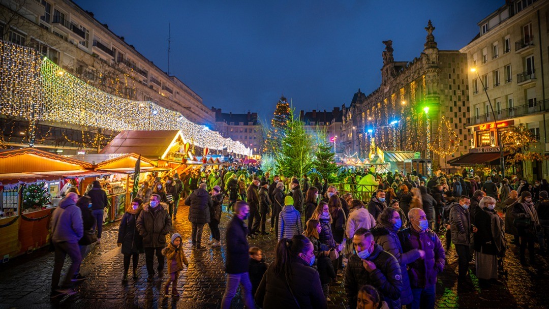 Plongez au cœur du marché de Noël place d’Armes et laissez-vous enivrer de ses odeurs et de sa féérie.

Jusqu’au 24 décembre de 11h à 20h du dimanche au jeudi et de 11h à 21h30 les vendredis et samedis. 

#villagedenoel #valenciennes_destinationnoel #marchedenoel #happychristmas #christmastime #hautsdefrancefamily #valenciennesmetropole #valenciennes #valenciennestourismeetcongres