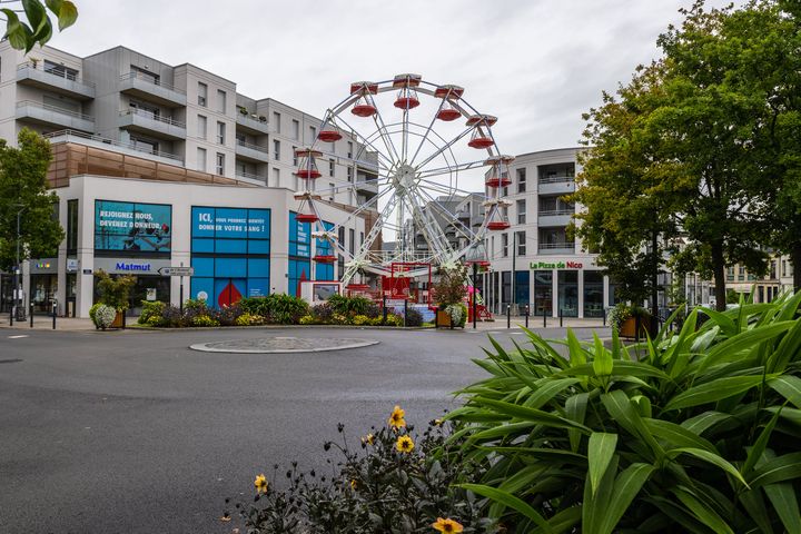 [🎡RDV🎡] A partir du 5 février, la grande roue est de retour au passage de l’Arsenal 🤩 
🎡 Ouvert du lundi au dimanche à partir de 14h. 😉
🎡 Tarifs : 3€ la place et/ou 10€ les 4 places.
📌1er et 3ème samedi du mois = stationnement gratuit à partir de 14h30, en surface et dans les parkings.