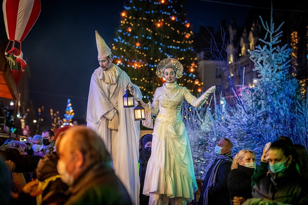 Retour en images sur notre 3ème week-end de festivités à Valenciennes ! 

#echassiers #jongleurdefeu #animations #weekendfestif #villagedenoel #valenciennes_destinationnoel #marchedenoel #hautsdefrancefamily #happychristmas #Valenciennes #valenciennestourismeetcongres