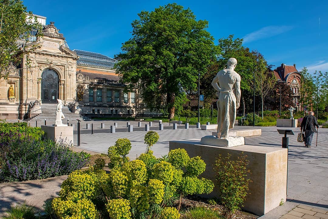 Saviez-vous que six oeuvres issues des réserves du musée ornent le mail Watteau ? 

#Valenciennes #valenciennesmetropole #valenciennestourismeetcongres #soleil🌞 #printemps2021 #fleurissement #watteau #musee #igersvalenciennes #nord #hautsdefrance #hdf_en_photos #cielbleu
