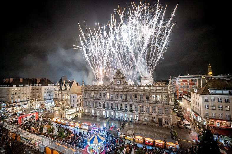 Valenciennes votre destination Noël !!

🌟Valenciennes est votre destination Noël !!!🌟

Le lancement a été donné hier par le maire de Valenciennes @laurentdegallaix et l’équipe municipale en présence de nombreux Valenciennois.

💫Une inauguration magique qui s’est clôturée par un magnifique feu d’artifice ! Un moment de joie partagée qui fait tellement de bien …🤩 

La Ville de Valenciennes vous a concocté 1 mois de féerie avec une avalanche d’animations gratuites pour petits et grands ! 🎅🏻
 A découvrir sur www.valenciennes.fr