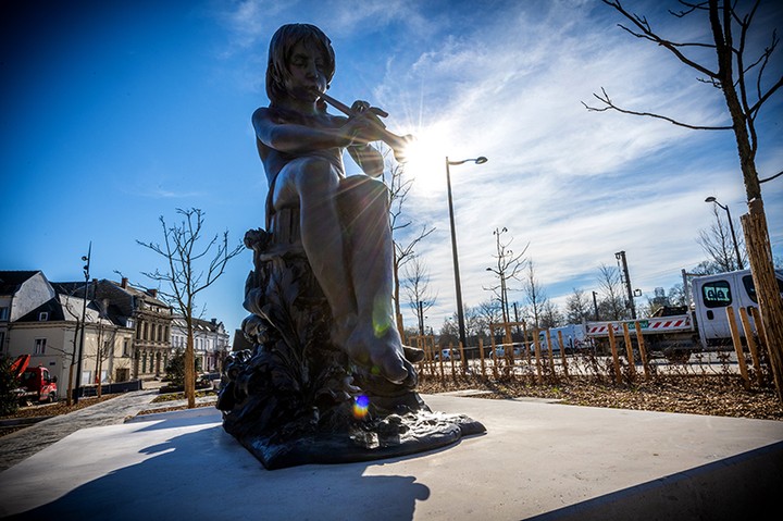 5 répliques d’œuvres, bien connues des Valenciennois, ont pris place sur les boulevards Saly et Beauneveu terminant ainsi les travaux. »Le Prince impérial » et « Hector implorant les Dieux » de Jean-Baptiste Carpeaux, « Narcisse » d’Ernest-Eugène Hiolle, « Povoretto » de Jean-Joseph Marquet de Vasselot ou encore « l’Ours Blanc » de Pompon.📸 C’est le moment pour participer à notre jeu-concours !!! vous avez jusqu’au 22 mars pour nous partager vos plus beaux clichés de ces œuvres avec le #pomponVA#valenciennes #valenciennesmetropole #valenciennestourismeetcongres #travaux #statues #oeuvres #artistesvalenciennois