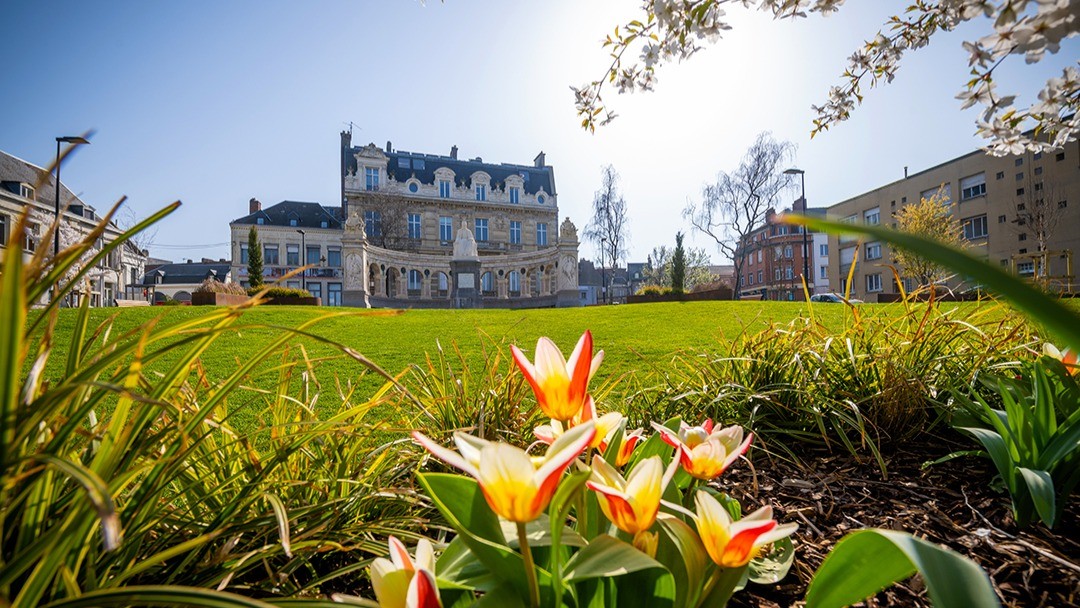 Nous vous souhaitons une bonne journée ensoleillée 🌝

#Valenciennes
#valenciennesmetropole #valenciennestourismeetcongres #igersvalenciennes #nord 
#hautsdefrance #tourismehautsdefrance #nordmylove #nordtourisme #hdf_en_photos #departement59 #esprithautsdefrance #nordpasdecalais #square #jehanfroissart #froissart #parc #verdure #cielbleu💙 #fleurissement #printemps
