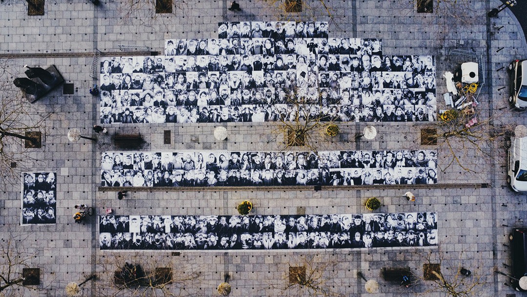 Il y a un an, Alexandre DINAUT, photographe, faisait naître le projet Grimasque pour donner une autre utilité au masque, devenu symbole anxiogène d’une société en lutte.

Près de 2500 portraits plus tard, « Grimasque » s’associe avec le Musée des Beaux-Arts de Valenciennes et Inside Out Project, pour créer une œuvre monumentale et éphémère, exposant plus de 1500 portraits géants sur la Place du Marché aux Herbes ainsi que deux façades du Musée de Valenciennes durant tout le mois d’Avril 2022.

#expoGrimasque #MBAValenciennes #Valenciennes