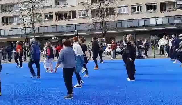 La place d’Armes s’agite aujourd’hui en direct du village pour Les Foulées Valenciennoises

RDV pour les prochaines animations du jour :

16h > 17h : back to the flow, break dance & hip-hop

17h > 18h : dixieland, trio jazz

Ce sera l’occasion de découvrir sur le village : 

• une initiation à la réflexologie 🧘‍♀️ 
• une initiation aux gestes de 1ers secours ⛑
• les conseils en diététique et sport 
• ou de participer à la création d’une fresque ! 🎨

Un stand en faveur de la solidarité pour les Ukrainiens accueille vos dons de vêtements et de petits matériels de sport 🇺🇦