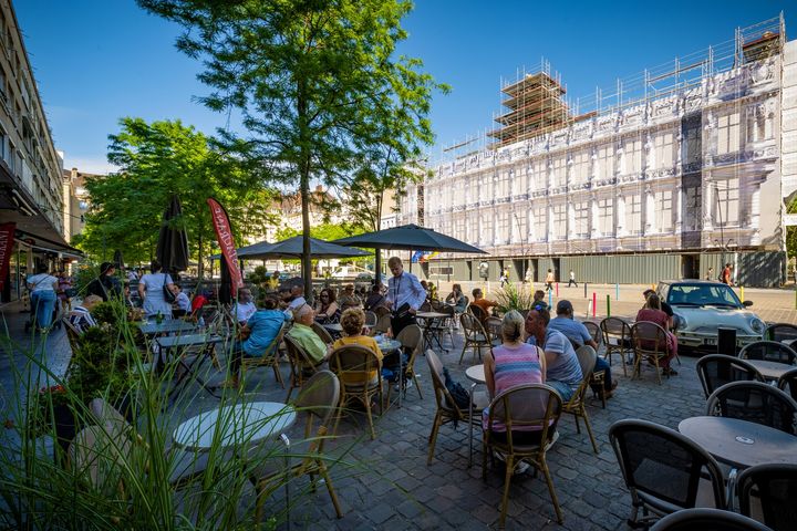 Le soleil est là ☀️🤩 Alors pourquoi pas venir faire un petit tour à Valenciennes, se rafraichir en terrasse, flâner dans vos boutiques préférées ou encore déguster les gourmandises Au Tour du Chocolat – Christophe Tahier 
📌1er et 3ème samedi du mois = stationnement gratuit à partir de 14h30, en surface et dans les parkings.