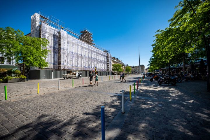 [RDV –  Valenciennes à l’essentiel !] @ValenciennesTourisme vous invite à découvrir ce qui fait l’essence de la ville, ses sites les plus importants et monuments incontournables. Au gré de votre balade, vous apercevrez entre autres : 
▶ la place d’Armes ; exemple d’une confrontation réfléchie entre tradition et modernité. 
▶ le square Watteau, à l’ombre de St-Géry ; la plus ancienne des églises de la ville. 
▶ la place St-Nicolas et son ancien collège des Jésuites. 
▶ la rue des Sayneurs ; avec le pittoresque de ses pavés, de ses «burguets».
ℹ Durée : 1h – départ à 14h30, maison espagnole, rue Askièvre.
Réservation possible jusqu’à 30 minutes avant le départ de la visite.
👉 tarifs : https://www.tourismevalenciennes.fr/agenda/valenciennes-a-l-essentiel-3705141#tariffs