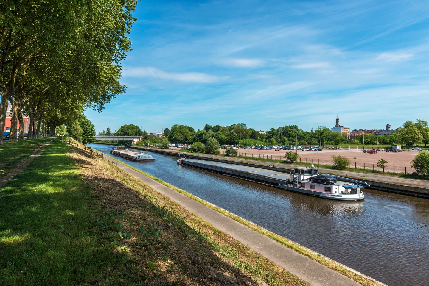 CONCOURS PHOTOGRAPHIQUE « Valenciennes, Fille de l’Escaut et de la Rhônelle » 📸💦

A chaque participant d’ouvrir les yeux et de capturer une image qui mettra en valeur la Ville de Valenciennes en lien avec le thème de l’eau. Ne seront admises à concourir que les photos présentant des paysages sans personnage.

Pour participer au jeu, la personne doit :
– Se connecter sur son profil personnel Instagram
– Suivre la page @valenciennes_maville, liker le post.
– À partir du 1er juillet, faites-la plus belle photo de la ville sur le thème de l’eau
– Postez cette photo avec le #valenciennes_aufildeleau en mentionnant @valenciennes_maville

Le gagnant verra sa photographie utilisée pour les créations graphiques des journées du patrimoine 2022. 
Les 3 gagnants seront exposées dans le hall de la mairie lors des journées du patrimoine les 17 et 18 septembre 2022

Toutes les infos sur notre site https://www.valenciennes.fr/agenda