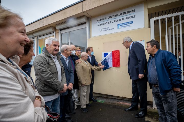 [INFOS] Le quartier Chasse Royale poursuit sa transformation. Une antenne France Services prend place au sein de la maison du Citoyen. Du lundi au vendredi, 4 agents seront sur place pour vous informer et vous accompagner dans vos démarches administratives du quotidien.
ℹ 
▶ Maison du Citoyen, France Services de Valenciennes (rue Jonas)
▶ Tél. : 03 27 22 46 75 – maisonducitoyen@ville-valenciennes.fr
▶ Accueil du lundi au jeudi de 8h30 à 12h et de 13h30 à 17h et le vendredi de 8h30 à 12h.
