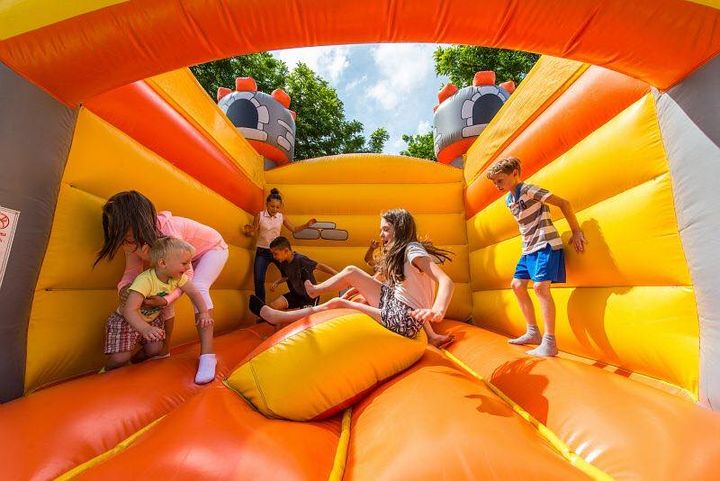 [🌞🥳🤩] Gonflé l’été ! ça continue dans les quartiers de Valenciennes jusqu’au 31 juillet ! Espace détente pour les parents, jeux gonflables pour les enfants… 🌴🌞
▶ Quartier Acacias, place des Acacias, jusqu’au 24 juillet de 14h à 19h
▶ Quartier faubourg de Paris, résidence Dampierre, jusqu’au 24 juillet de 14h à 19h
▶ Quartier Saint Waast, place Taffin, du 25 au 31 juillet de 14h à 19h
▶ Quartier faubourg de Cambrai, centre social Agora, du 25 au 31 juillet de 14h à 19h
🌞😉 Bel été à Valenciennes ! 🌞😉
ℹ Lien de l’événement : https://fb.me/e/1wPwJRzFB