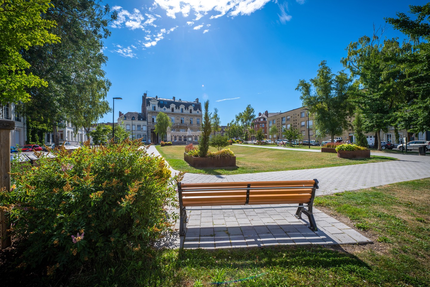 Nous vous souhaitons une bonne journée ensoleillée 🌞

#Valenciennes
#valenciennesmetropole #valenciennestourismeetcongres #igersvalenciennes #nord
#hautsdefrance #tourismehautsdefrance #nordmylove #nordtourisme #hdf_en_photos #departement59 #esprithautsdefrance #nordpasdecalais #square #jehanfroissart #froissart #parc #verdure #cielbleu💙 #fleurissement #ete