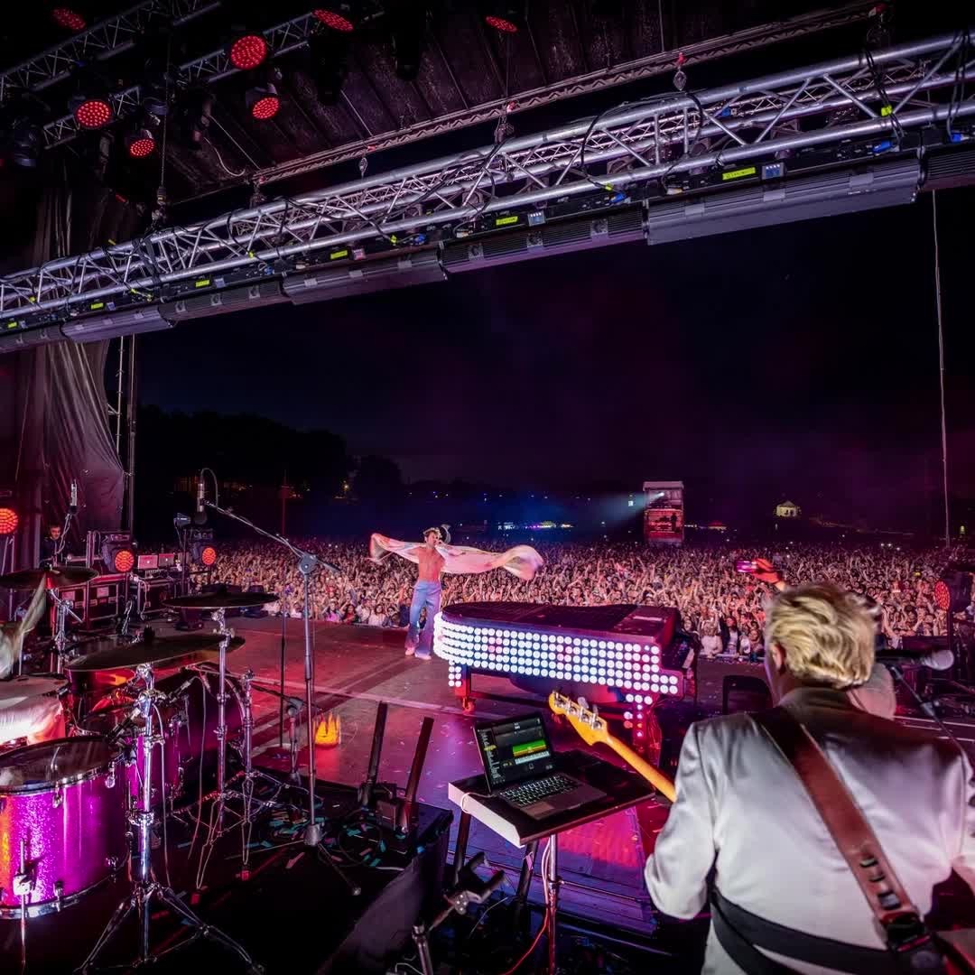 [RETRO ] Plusieurs milliers de personnes, une ambiance de folie et de grands artistes. 
Il y a un mois Mika et Edgär ont enflammé le parking Lacuzon !

#14juillet #fetenationale #souvenir #concert #gratuit #mikainstagram #edgarofficiel