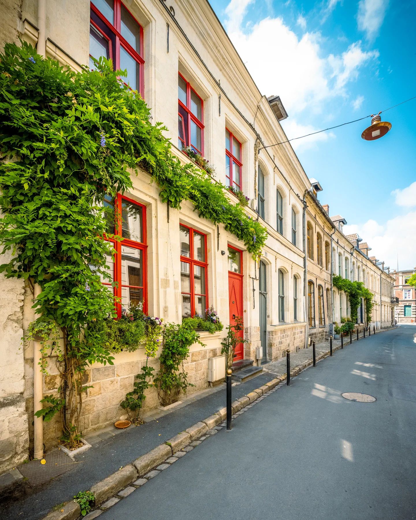 Dans les rues de Valenciennes…

La rue Askièvre se situe non loin de la place des Wantiers.

Saviez-vous que « As kievres » signifie aux chèvres ? 

#valenciennes #valenciennesmetropole #valenciennestourismeetcongres  #igersvalenciennes #nord #hautsdefrance #rue #fleurissement #facadefleurie