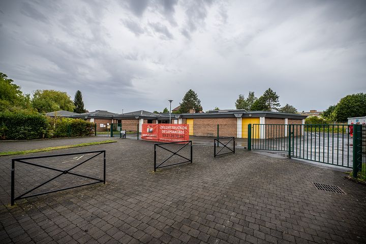 [INFO] La démolition de l’école Louise Weiss a commencé ! Une étape importante et émouvante pour accueillir le futur chantier du Pôle éducatif de Chasse Royale. 
+ d’infos 👉 https://urlz.fr/jbU2 et 👇