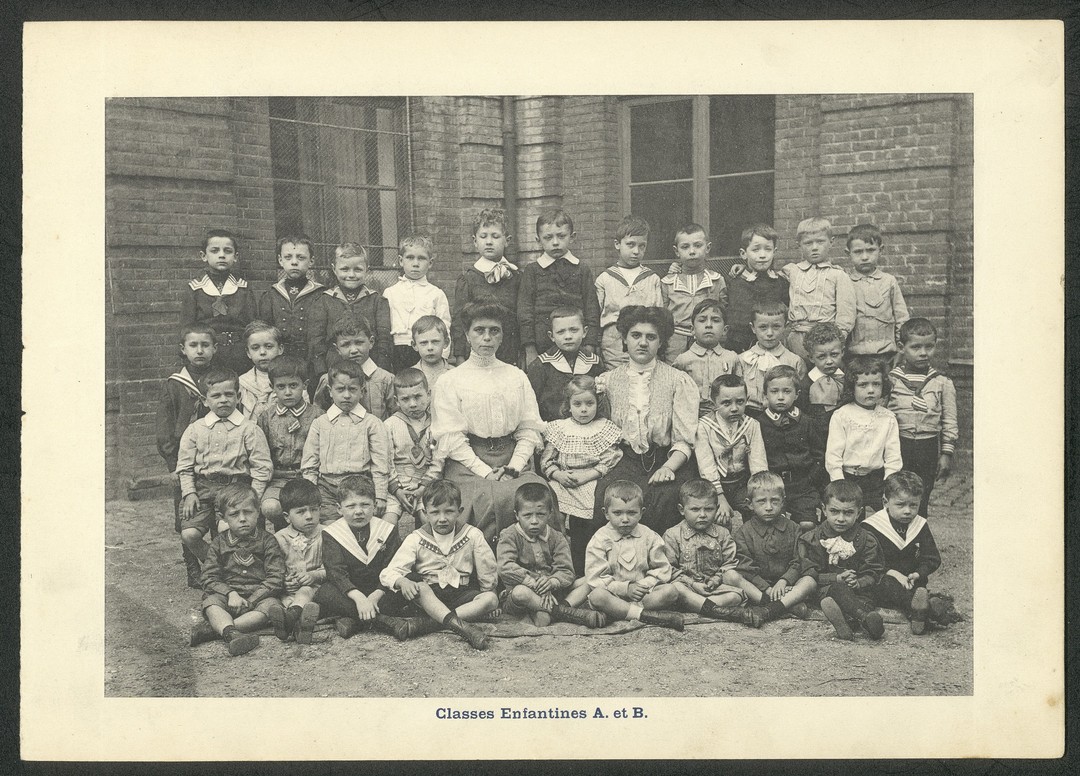 [Le mardi c’est archive ! ]
C’est fait, la rentrée est passée ! En 1908 aussi, institutrices et enfants étaient heureux de se retrouver.

Illustration : Classes enfantines du collège municipale, 1908 (21 Z 32)

#valenciennes #archives #valenciennesmetropole #histoire #culture #lemardicarchives