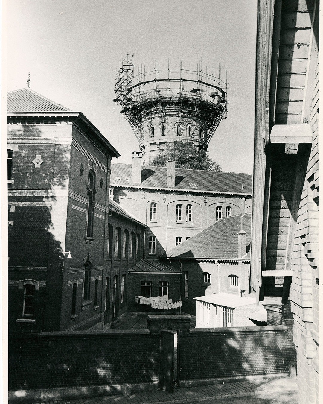 [Le mardi c’est archive ! ] 
Il y a 60 ans, le château d’eau de la place Verte était coiffé d’un deuxième réservoir de 1 000 m3. Objectif : alimenter les nouveaux quartiers en plein développement en périphérie de la ville.

Illustration : Les travaux de construction du nouveau réservoir du château d’eau, 1962

#valenciennes #valenciennesmetropole #archives #culture #histoire #lemardicarchive