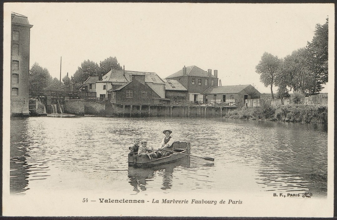 [Le mardi c’est archive ! ]
À quelques jours des journées du Patrimoine consacrées à l’eau, les Archives vous proposent à un petit tour en barque au faubourg de Paris.

Illustration : La marbrerie du faubourg de Paris, vers 1900 (22 Z 86)
À gauche le moulin Giard, reconstruit après 1918. Il accueille aujourd’hui la Maison des associations

#valenciennes #valenciennesmetropole #archives #culture #histoire #lemardicarchive