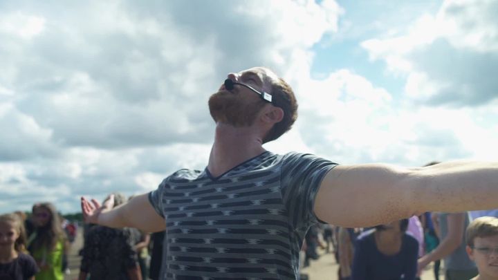 Le Phénix scène nationale Valenciennes pôle européen de création et Boris Charmatz vous donne RDV le 10 septembre pour ouvrir ensemble cette nouvelle saison 🤩🥰
👉Dansez avec Boris Charmatz et ses interprètes ! En prélude au spectacle 10000 gestes, Boris Charmatz et ses interprètes vous invitent à un après-midi de danse en plein air, ouvert à toutes et tous.
👉RDV au parc des Prix de Rome, jardin Jacques Chirac
▶️16h > 17h – Ruche pédagogique / échauffements simultanés
▶️17h > 18h – Amphithéâtre de verdure : Ateliers 10000 gestes  pour découvrir les matériaux de la création
▶️À partir de 18h – Pique-nique / auberge espagnole pour partager vos spécialités / food truck. DJ set de Nathanaël Delhaie.
+ d’infos 👉 https://www.lephenix.fr/agenda/