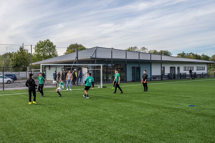 [RETOUR EN IMAGES] Inauguration des locaux de l’As Summer Club ! De nouvelles structures d’accueil, des vestiaires, un club house et un superbe terrain synthétique ont vu le jour sur le complexe de la Longue Chasse. 
+ d’infos 👇