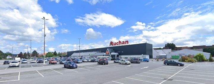 [INFO] Vous l’attendiez tous, Auchan Hypermarché Valenciennes va se refaire une beauté ! 
▶️Rénovation complète du bâtiment et de ses extérieurs. 
▶️L’hypermarché fermera ses portes un an, entre les mois d’octobre 2023 et 2024. 
+ d’infos 👇
