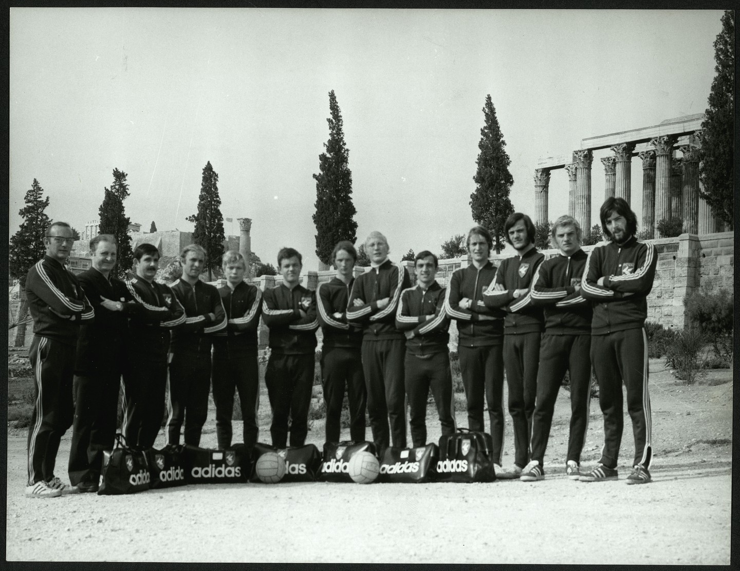 [Le mardi c’est archive ! ]

Il y a 50 ans, l’équipe de water-polo du Pélican club défendait les couleurs de la France au championnat d’Europe à Athènes.

Illustration : L’équipe du Pélican club à Athènes, 1972

#valenciennes #valenciennesmetropole #archives #culture #histoire #lemardicarchive