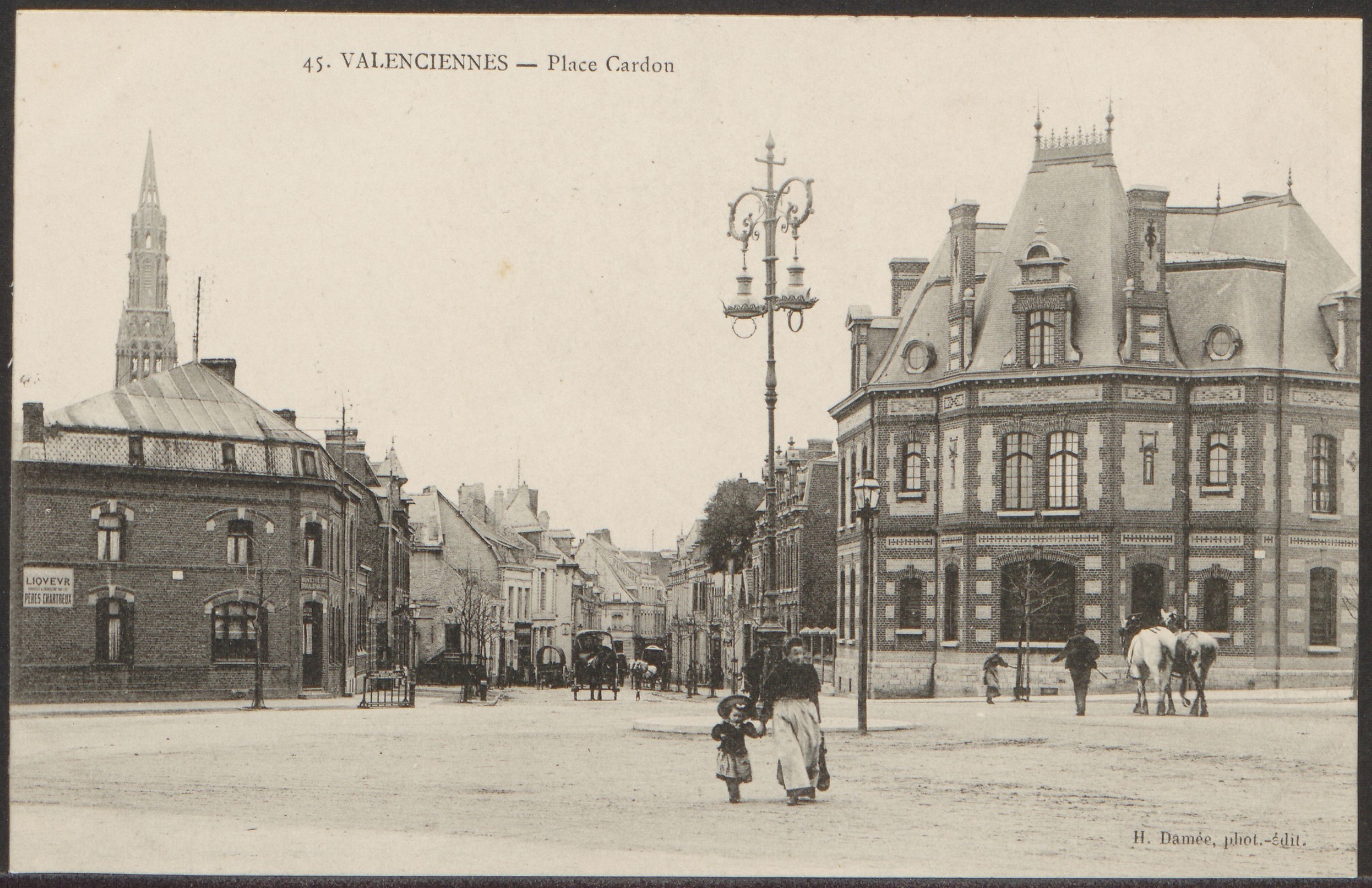[Le mardi c’est archive ! ]

Aujourd’hui, petit tour sur la place Cardon, aménagée à la fin du XIXe siècle à l’emplacement d’une ancienne porte des fortifications.

Illustration : La place cardon, vers 1900

#valenciennes #valenciennesmetropole #archives #culture #histoire #lemardicarchive