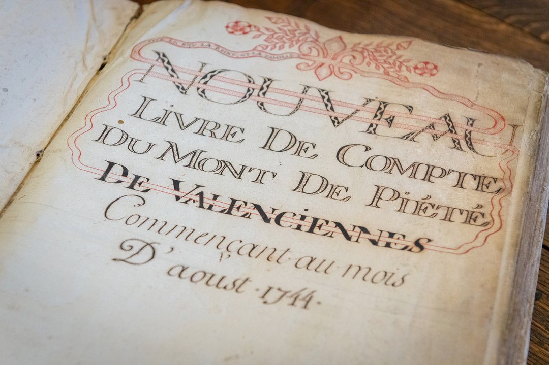 [Le mardi c’est archive ! ]

Il y a 400 ans était posée la première pierre du Mont-de-Piété de Valenciennes. L’institution charitable destinée de lutter contre les taux d’intérêt abusifs pratiqués par les prêteurs sur gages ferme ses portes en 1946.

Illustration : Livre de compte du Mont-de-Piété de Valenciennes, 1744

#valenciennes #valenciennesmetropole #archives #culture #histoire #lemardicarchive