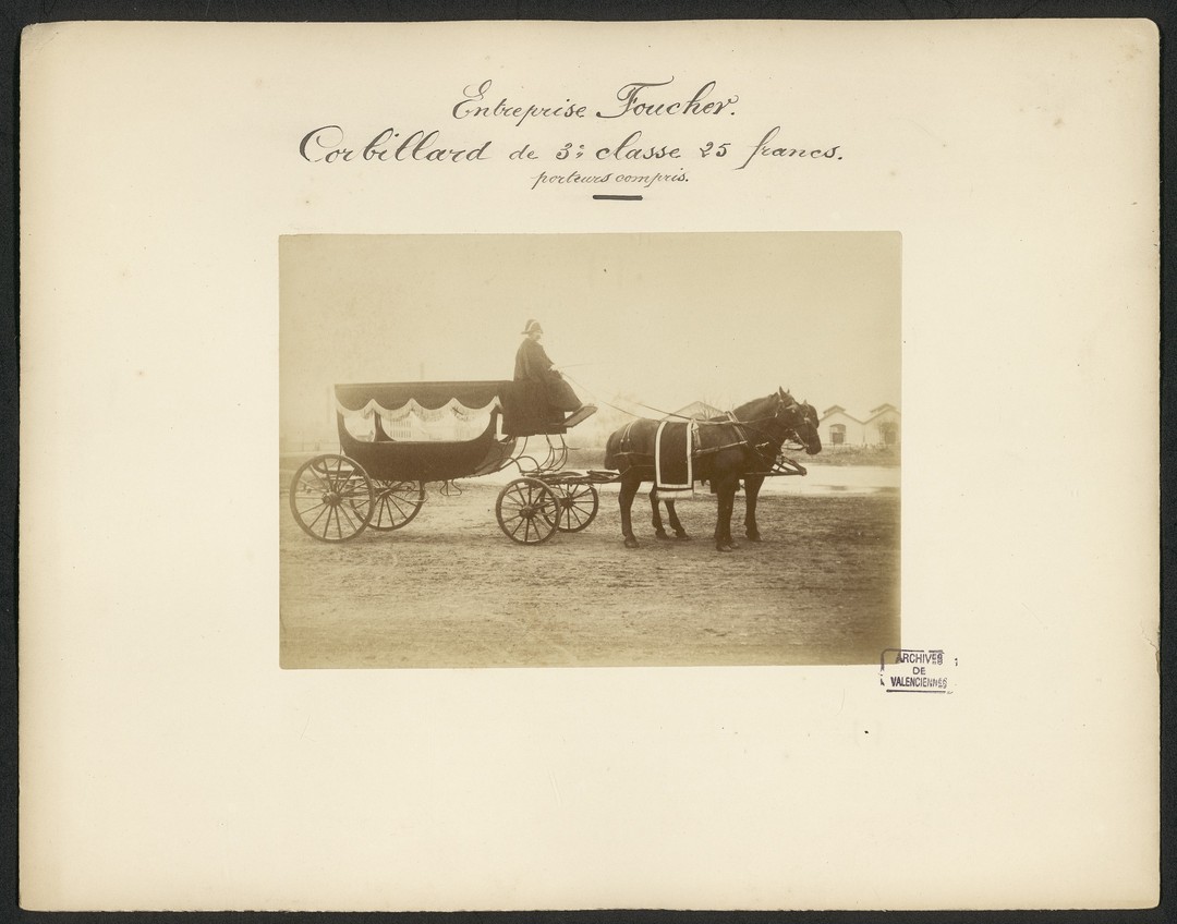 [Le mardi c’est archive ! ]

À l’occasion de la Toussaint, les Archives vous proposent cette publicité de corbillard qui, selon son promoteur, allie pour un prix modique le luxe, le progrès et la décence. 

Illustration : Corbillard de 3e classe proposé par l’entreprise Foucher de Sedan, 1885

#valenciennes #valenciennesmetropole #archives #culture #histoire #lemardicarchive