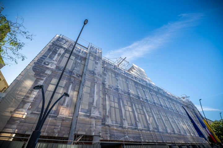 [👀 sur l’hôtel de ville] Vous êtes nombreux à vous demander ce qu’il se passe derrière cette bâche 🤔 ! 
Les dégâts découverts sur la structure de la façade sont actuellement traités, les pierres trop fragiles ou abîmées ont été enlevées et seront remplacées. Les statues et bas-reliefs trop endommagés sont sculptés. 
Allez ! On vous laisse regarder 👀