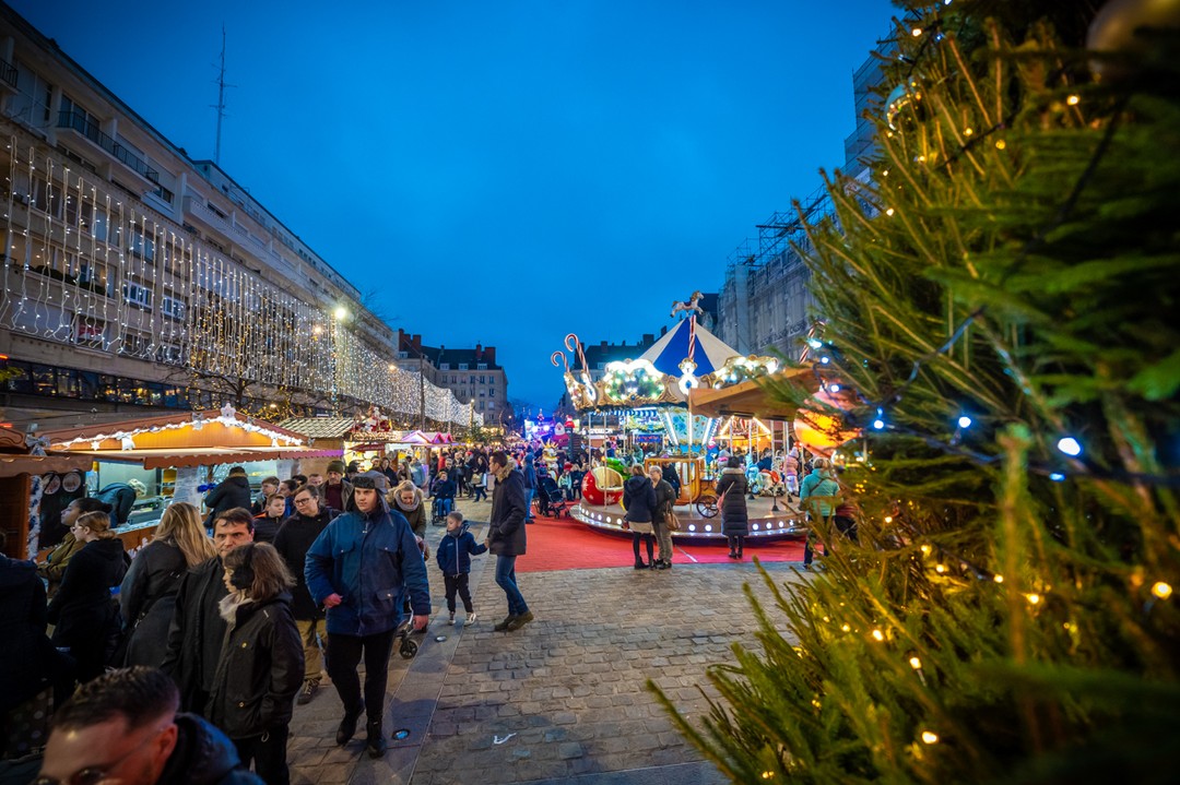 [Village de Noël🎅🎄]

Retour en images sur les animations du week-end ! 

Et n’oubliez pas de partager vos plus belles photos avec le #noel_a_valenciennes 

#monbeaunoelavalenciennes #noel_a_valenciennes #noel #festivitedenoel #lancementdesfestivités #valenciennes #valenciennesmetropole #valenciennestourismeetcongres #igersvalenciennes #nord #hautsdefrance #placedarmes #nordmylove #nordtourisme #hdf_en_photos #departement59 #nordpasdecalais