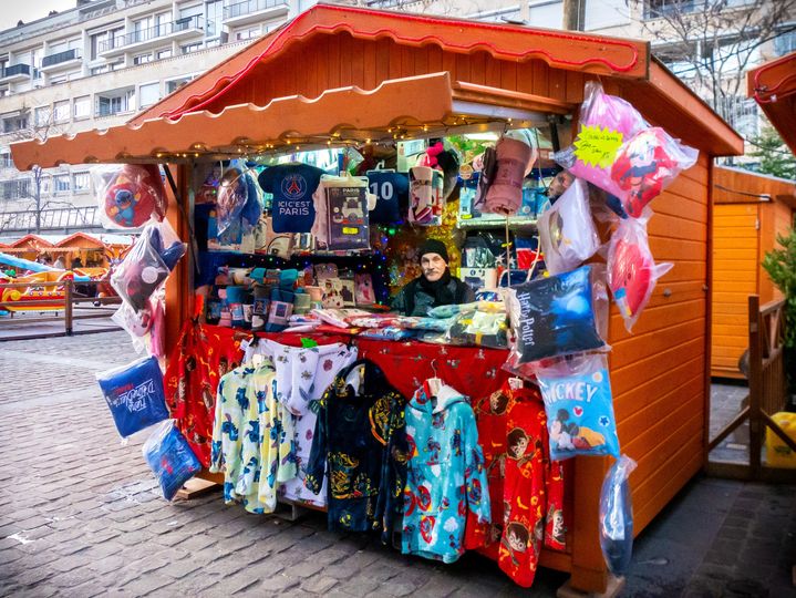 [🎄🎅MON BEAU NOËL A VALENCIENNES🎄🎅] Après avoir fait le tour des chalets de gourmandises, voici à présent les commerçants dans leurs chalets remplis d’idées cadeaux.
ℹ️ Ouvert jusqu’au 24 décembre, du dimanche au jeudi de 11h à 20h, le lundi de 12h à 20h et les vendredis et samedis de 11h à 22h.
👇 Quelques images 👇