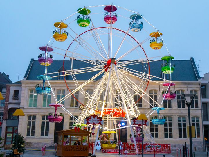 [🎄🎅MON BEAU NOËL A VALENCIENNES🎄🎅] C’est mercredi ! Si vous ne savez pas comment occuper vos petits bouts de chou, ne cherchez plus RDV sur le village de Noël de Valenciennes ouvert jusque 20h.
▶️ Ils pourront profiter des manèges de Noël et… des tas de gourmandises n’attendent qu’à être dévorées 😋😉
🎅 Voici le lien vers l’événement 👉 https://fb.me/e/2VgJXCspW
🎅 Voici le programme 👉 https://fr.calameo.com/ville…/read/0053866218046c333adbe
#valenciennes_maville #noel_a_valenciennes