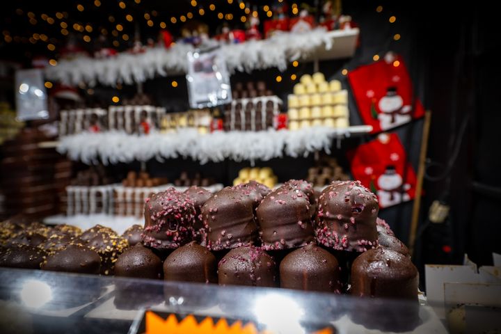 [🎄🎅MON BEAU NOËL A VALENCIENNES🎄🎅] Envie d’une petite douceur réconfortante, le marché de Noël de Valenciennes vous ouvre les bras 😋
ℹ️ Ouvert jusqu’au 24 décembre, du dimanche au jeudi de 11h à 20h, le lundi de 12h à 20h et les vendredis et samedis de 11h à 22h.
👇 Quelques images pour activer vos papilles 😋😍👇