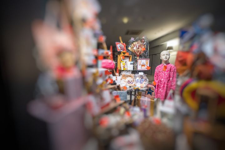 [🎄🎅MON BEAU NOËL A VALENCIENNES🎄🎅] Jusqu’au 24 décembre, la Fédération des Boutiques de Valenciennes vous propose de participer à un grand jeu-concours « Le juste prix » :
▶️Découvrez le montant total de la vitrine située au 25 avenue Albert 1er et l’ensemble est à vous 🤩
▶️Les modalités de participation sont expliquées directement sur la vitrine
(Jeu organisé par la Fédération des Boutiques de Valenciennes)

🎅 Voici le lien vers l’événement « Mon beau Noël à Valenciennes » 👉 https://fb.me/e/2VgJXCspW
🎅 Voici le programme de ce mois de fête 👉 https://fr.calameo.com/ville…/read/0053866218046c333adbe
#valenciennes_maville #noel_a_valenciennes