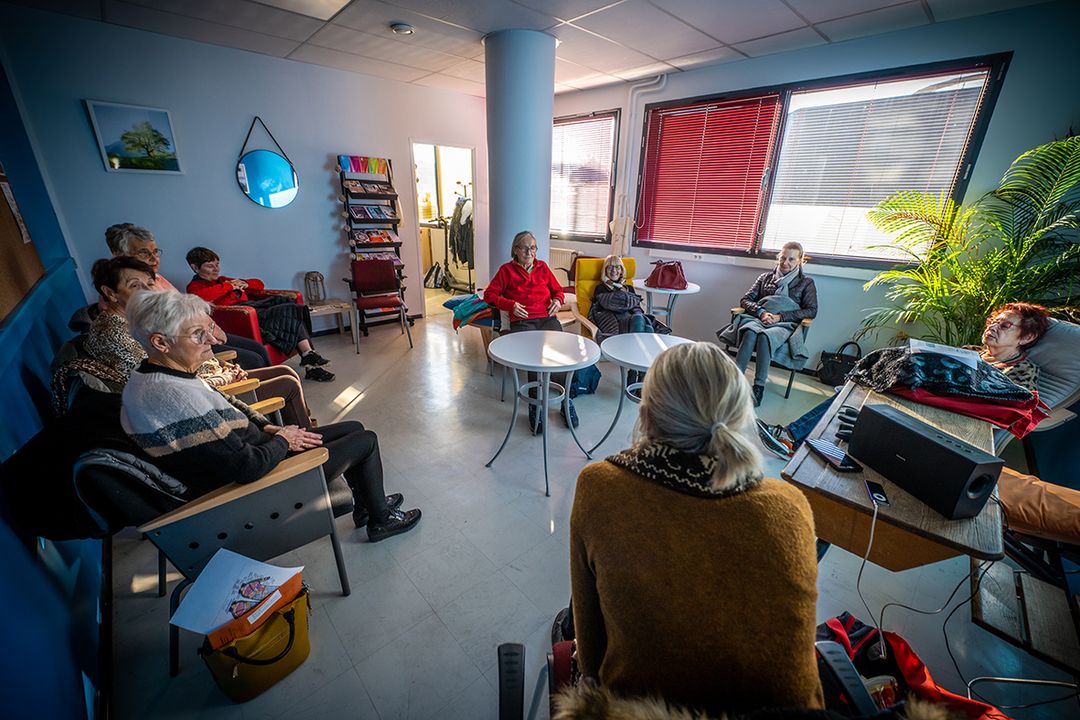 [☕️CAFE RELAIS☕️] C’est dans une ambiance chaleureuse et accueillante qu’un(e) professionnel(le) du CCAS vous attend ! 
RDV à l’université polytechnique – Campus les Tertiales, rue des Cent-têtes, les mardis et vendredis de 11h30 à 17h et les jeudis de 13h30 à 17h.
▶️ Le café relais c’est :
✅un lieu de rencontre, 
✅un espace détente autour d’une boisson ou d’une petite brasserie (cafétéria),
✅un espace d’information, de documentation & bibliothèque, 
✅un espace numérique pour être accompagné dans vos démarches administratives & vous perfectionner.
▶️ Le ➕ du café relais : 
✅ vous pouvez assister aux RDV thématiques :
👉 vendredi 20 janvier 13h45 – 16h45 : temps jeux seniors/étudiants
👉 lundi 23 janvier 13h30 – 14h30 et 14h30 – 15h30 : temps de détente, relaxation, moment de pleine conscience (sur inscription)
👉 mardi 24 janvier 10h – 12h : atelier tricot/crochet (tous niveaux)
👉 mardi 31 janvier 13h – 15h : information public : « bien-être animal en ville »
+ d’infos 👉 https://www.valenciennes.fr/valenciennes-vous/seniors/vos-loisirs/