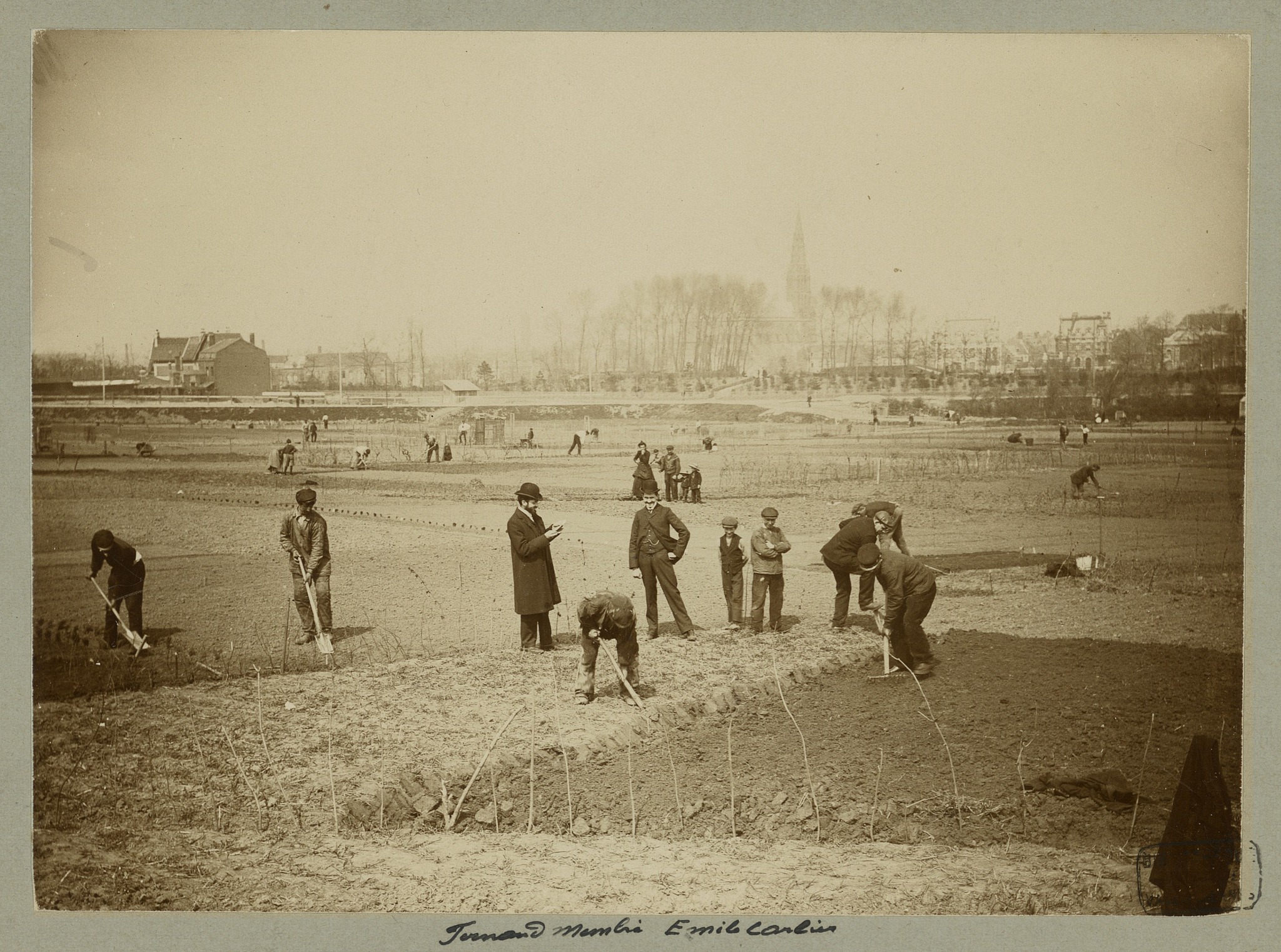 [Le mardi c’est Archive ! ]

Il y a 100 ans la société d’horticulture changeait de nom pour devenir la société d’horticulture et des jardins ouvriers.

Illustration : Les premiers jardins ouvriers de Valenciennes, 1903

#valenciennes #valenciennesmetropole #archives #culture #histoire #lemardicarchive
