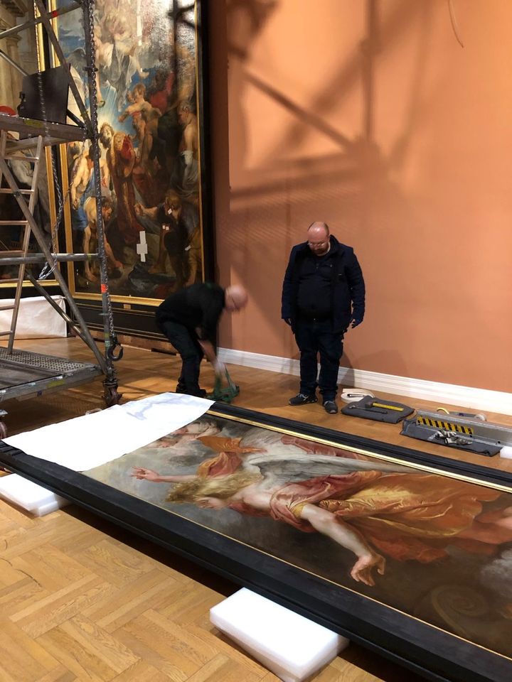 [RETOUR EN IMAGES] Le Musée des Beaux-Arts de Valenciennes nous dévoile un événement marquant : 
▶️ Le démontage du Martyre de Saint-Etienne, tryptique de Rubens provenant de l’abbaye de Saint-Amand. Opération réalisée de mains de maître par les restauratrices Hélene Wallart et Juliette Mertens, les équipes du Bovis et du Musée des Beaux-Arts de Valenciennes