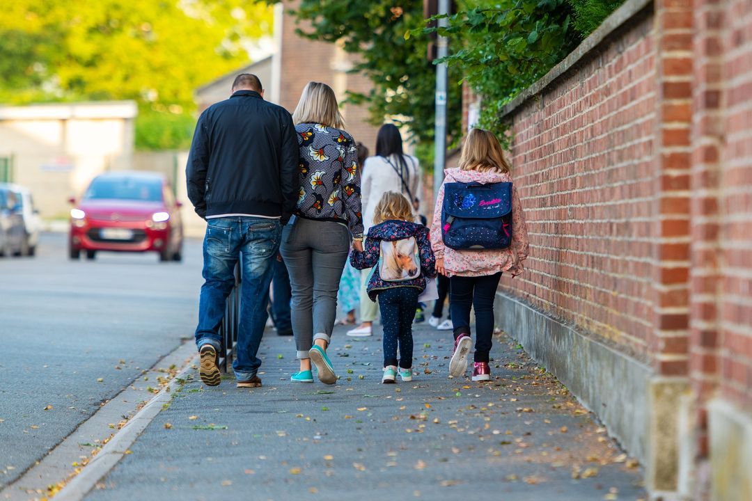 [💼ECOLES💼] Les inscriptions pour la rentrée 2023 – 2024 se terminent le jeudi 31 mars 2023.
▶️ Inscriptions :
Si votre enfant doit être inscrit pour la 1ère fois dans une école de la ville :
✅ Vous devez impérativement prendre RDV au 03 27 22 59 51 
✅ Le jour de votre RDV vous devez vous munir des documents suivants 👉 https://www.valenciennes.fr/wp-content/uploads/2021/12/Tract-portail-famille-inscriptions-et-centre-scolaires-2023.pdf
❎ Aucune démarche si votre enfant entre en CP après avoir effectué une scolarisation en maternelle à Valenciennes.
▶️ Dérogations :
Vous n’habitez pas Valenciennes et vous souhaitez scolariser votre enfant dans une école publique de la Ville ou vous habitez Valenciennes mais souhaitez 
scolariser votre enfant dans une autre école que celle du secteur.
👉 voici la démarche à suive 👉 https://www.valenciennes.fr/wp-content/uploads/2021/12/Tract-portail-famille-inscriptions-et-centre-scolaires-2023.pdf