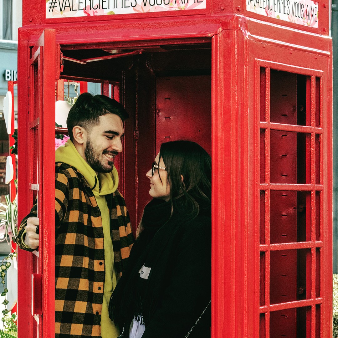 [❤️JEU CONCOURS📷❤️] #ValenciennesVousAime, pour la Saint Valentin, la Ville de Valenciennes vous propose d’immortaliser votre amour dans un décor hors du commun.🥰😍
La cabine téléphonique, située place du Commerce, s’est parée de ses plus beaux atours pour vous accueillir et ainsi réaliser vos plus belles photos pour l’occasion.
❤️ L’objet de ce jeu est de gagner :💟un restaurant pour deux personnes💟un bouquet de fleurs 💟une statuette de l’ours Pompon
❤️ Les plus belles photos feront l’objet d’une campagne d’affichage en ville. 
❤️ Ce jeu se déroulera de la façon suivante :
💟Prenez votre photo grâce au décor composé notamment de la célèbre cabine téléphonique anglaise, place du commerce.
💟 Postez votre photo sur Facebook et Instagram en utilisant le #ValenciennesVousAime 
💟 Identifier @villedeValenciennes 
👉Règlement du jeu 👉 https://www.valenciennes.fr/?p=8767&preview=true&_thumbnail_id=8771

#ValenciennesVousAime #saintvalentin #amour #villedevalenciennes #igers #igersvalenciennes #fleurs #chocolat #romance #stvalentin #love #stvalentinesday #cadeau #valentineday #fleuriste #valentinesday #ideecadeau #bouquetdefleurs #cadeaustvalentin #tendance #amoureux #fleurssechees #couleurs #artfloral #fleuriste #bouquet #rosesrouges #artisanfleuriste #bouquetdemariée