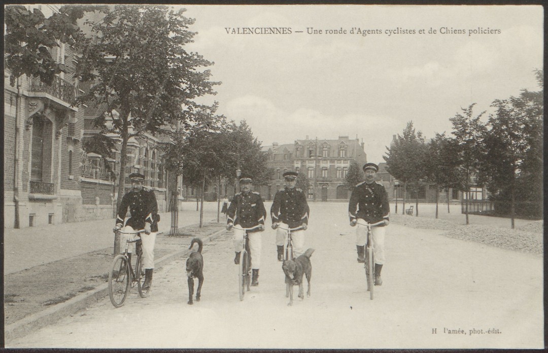 [Le mardi c’est Archive ! ]

Une ronde de police sur le boulevard Carpeaux vers 1910.
Cartes postales du début du XXe siècle.

#valenciennes #valenciennesmetropole #archives #culture #histoire #lemardicarchive