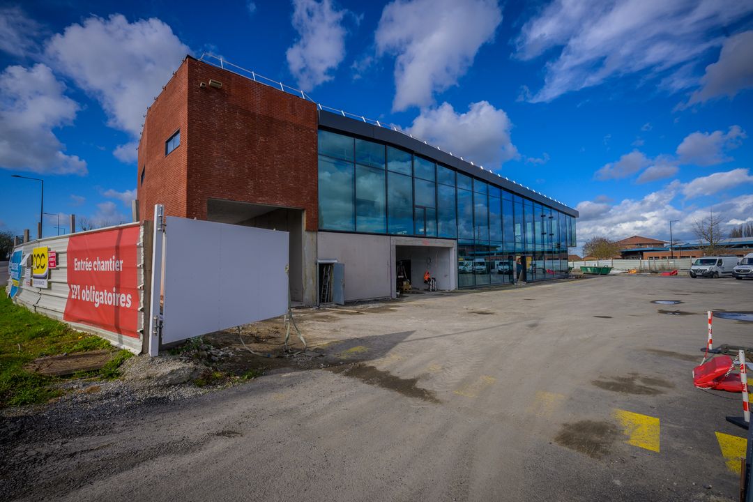 [TRAVAUX] Retour en images sur l’avancée des travaux du chantier de démolition/reconstruction du Lidl de l’avenue Désandrouin. 
▶️ Le nouveau bâtiment est érigé,
▶️ Les travaux se poursuivent pour une ouverture prévue pour le mois de juin,
▶️ Les aménagements de voirie sont terminés, 
▶️ Le terre-plein central sera à terme végétalisé. 
+ d’infos 👇