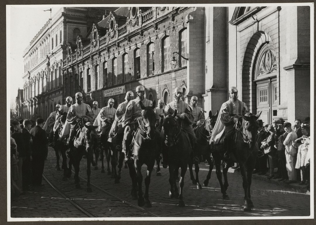 Les fêtes de Froissart en 1937. Le cortège passe devant bibliothèque, ancien collège de la Ville où Henri Wallon fit ses études.

Retrouvez l’expo dédiée à Henri Wallon, du 5 au 29 avril 2023 à la médiathèque Simone Veil. + d’infos sur notre site 👉 https://www.valenciennes.fr/agenda/henri-wallon-linconnu-connu/

#valenciennes #valenciennesmetropole #archives #culture #histoire #lemardicarchive