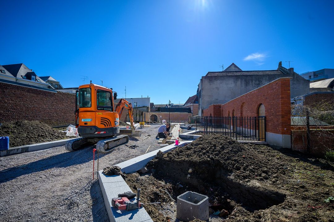 [METAMORPHOSE] Ce lieu de passage que l’on nomme « La Coulée Verte » offre une nouvelle connexion piétonne entre le centre-ville et les boulevards. 
👉On ne vous en dit pas plus, voici quelques photos pour découvrir l’avancée des travaux. 📸📸
👉RDV dans quelques semaines pour le résultat final😉 !