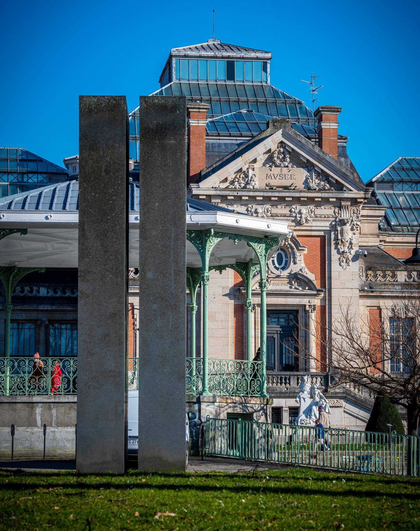 Notre magnifique Musée des Beaux-Arts @mba_valenciennes 
Le printemps 2023 verra le lancement du chantier de rénovation. Et si c’était l’occasion de regarder autrement le bâtiment ?
Ne manquez pas l’exposition hors-les-murs dans les espaces verts autour du musée jusqu’au 15 mai 2023. 

#musée #museedesbeauxarts #bâtiment #patrimoine #valenciennes #valenciennes_maville #valenciennesmetropole #valenciennestourismeetcongres #igersvalenciennes #nord #hautsdefrance #printemps #nordmylove #nordtourisme #hdf_en_photos #departement59 #nordpasdecalais