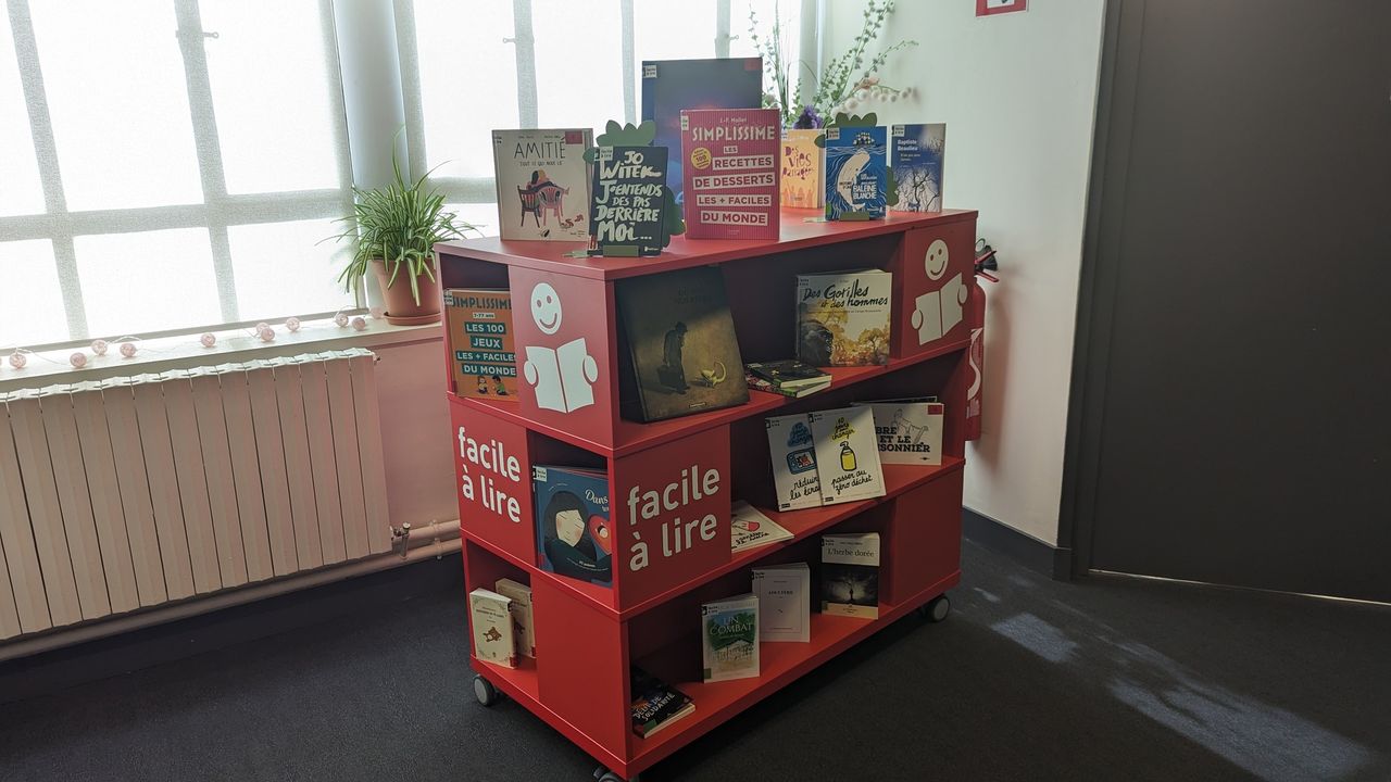 [INFO] RDV samedi 27 mai à 15h dans le hall de la Médiathèque Simone Veil – Valenciennes pour participer à l’inauguration du rayon Facile à Lire.
📚 Le Facile à lire, c’est une sélection de documents choisis spécialement pour permettre à tout le monde de reprendre la lecture. Ils sont proposés sur le meuble rouge en photo ⬇️ et ils ont une étiquette avec le logo Facile à lire.
ℹ Pour cette inauguration, la Cie Les lucioles s’en mêlent vous feront découvrir leur performance « Les chuchoteurs », une expérience sensible, à la fois sonore, olfactive et tactile 🤫