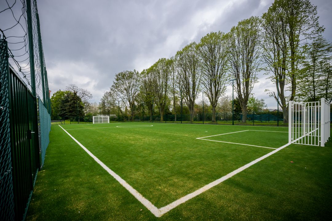 [INFO] Retour en images sur les travaux du nouveau city stade du quartier Saint Waast, rue de Tinchon. 
▶️ Quelques aménagements restent à être finalisés : 
👉marquage des lignes sur le terrain de basket, 
👉réfection du terrain de pétanque 
👉mise en place de divers équipements sur et en-dehors du city 
+ d’infos 👇