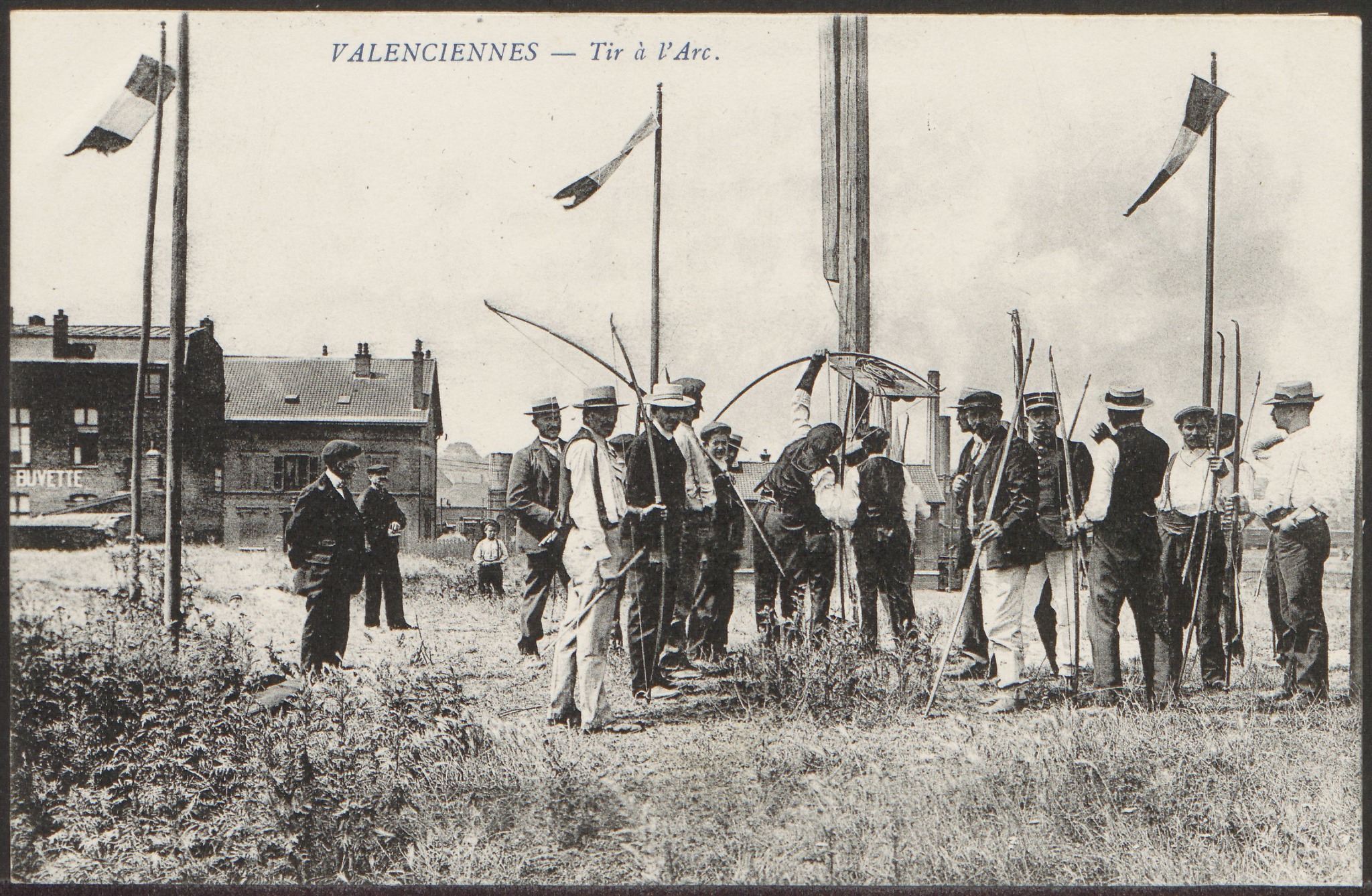 [Le mardi c’est Archive !] 
Concours de tir à l’arc sur le terrain d’aviation de la Briquette, début du XXe siècle.

#valenciennes #valenciennesmetropole #archives #culture #histoire #lemardicarchive
